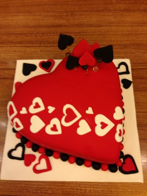 kırmızı kalpli pasta